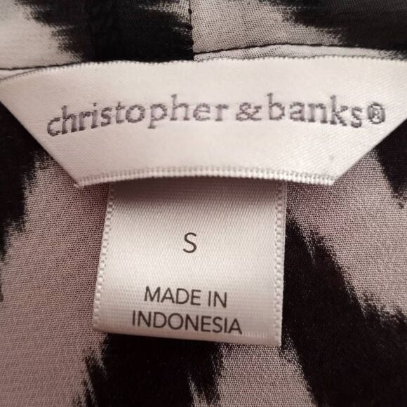 CHRISTOPHER & BANKS BLACK & WHITE CHEVERON PRINT CARDIGAN SZ.S EUC - Picture 4 of 6